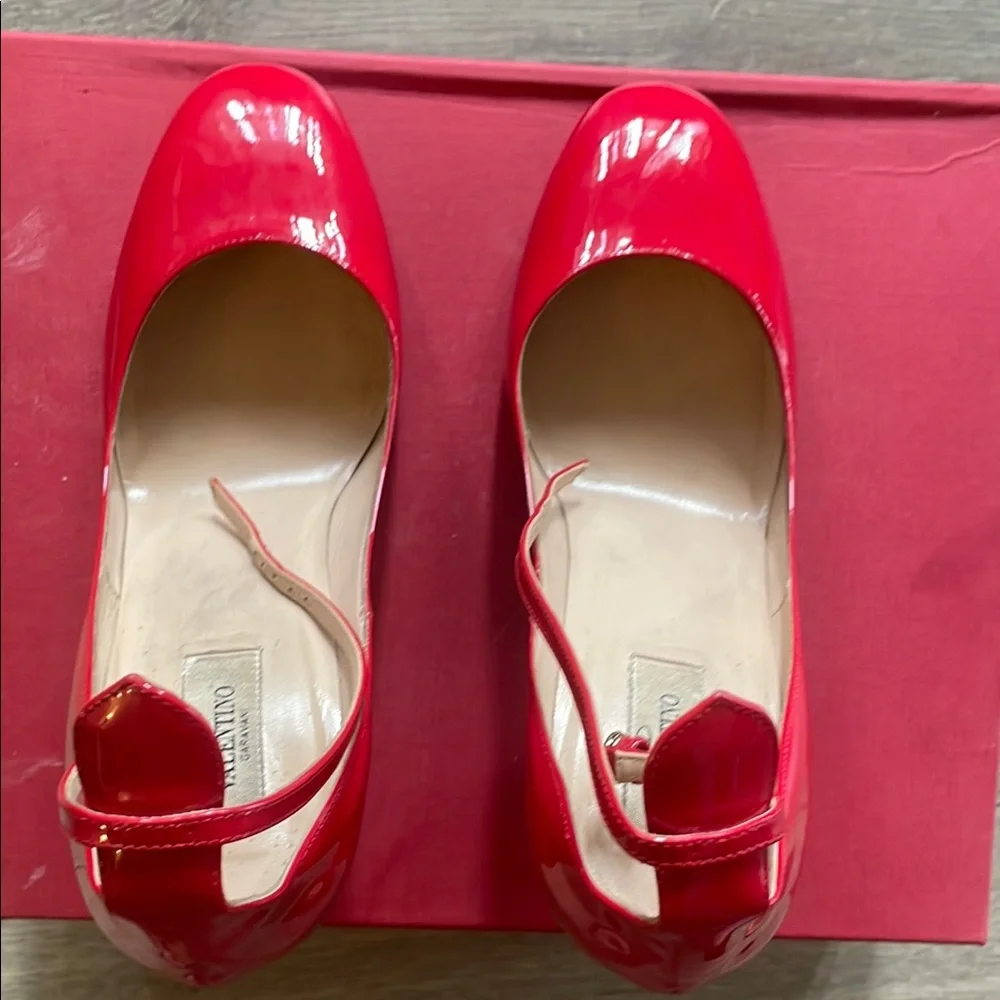 Valentino Garavani Red Stiletto Heels - Picture 2 of 8